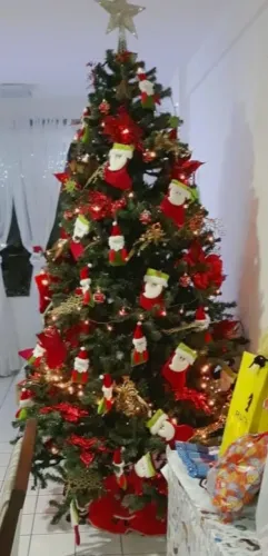 Árvore de Natal de 2,10 m + Enfeites e pisca pisca