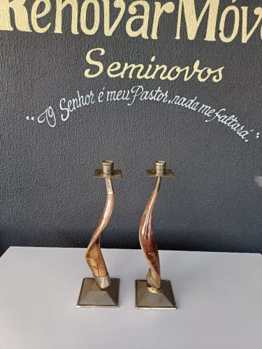 Par de castiçal vintage em metal e chifre natural semi-novo bem conservado