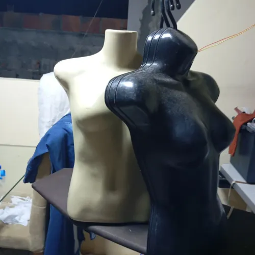 Vendo 3 bustos e 3 cabide meio busto 