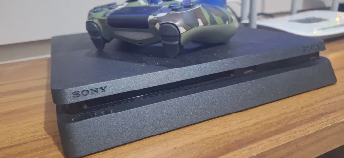 Vende-se PS4 DE 1 TB DE MEMÓRIA COM 2 CONTROLES ORIGINAS ACOMPANHADO COM 3 JOGOS.