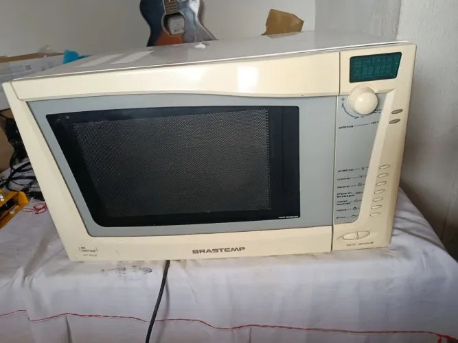 Microondas com defeito, compensa consertar.