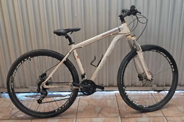 Vende-se uma bicicleta Top