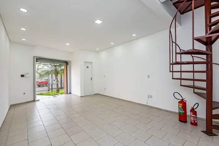 Loja Térrea Comercial - 60m², Portão