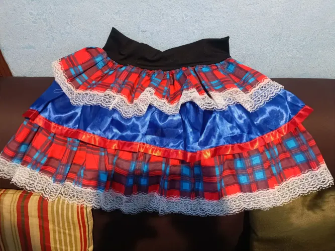 Saia junina tamanho M veste de 12 a 14 anos .
