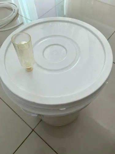 BALDE PLASTICO ALIMENTICIO C/ TAMPA - 22L - com furo para torneira