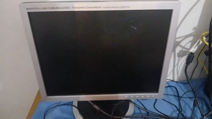 Monitor positivo 15 polegadas precisa reparo no conector interno