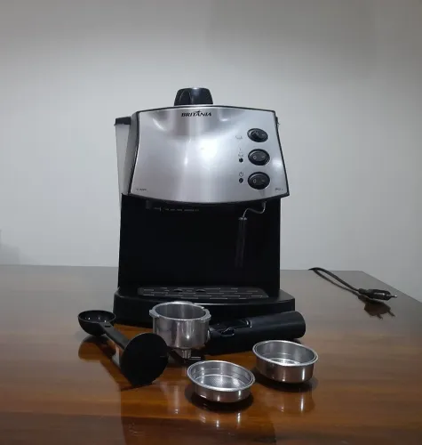 Cafeteira Expresso sem cápsula, reutilização permanente.<br>Pouco uso
