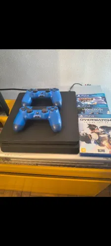 PlayStation 4, 500gb. Acompanha FC26, dois controles originais e mais3 jogos!