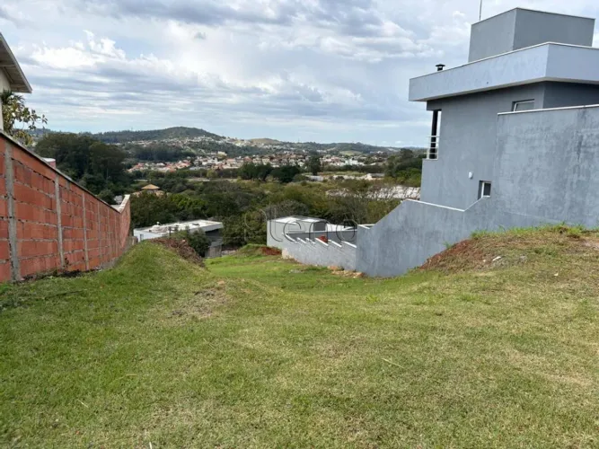 Terreno à Venda no Condomínio Condomínio Picollo Villaggio, no bairro Vila Omízollo.