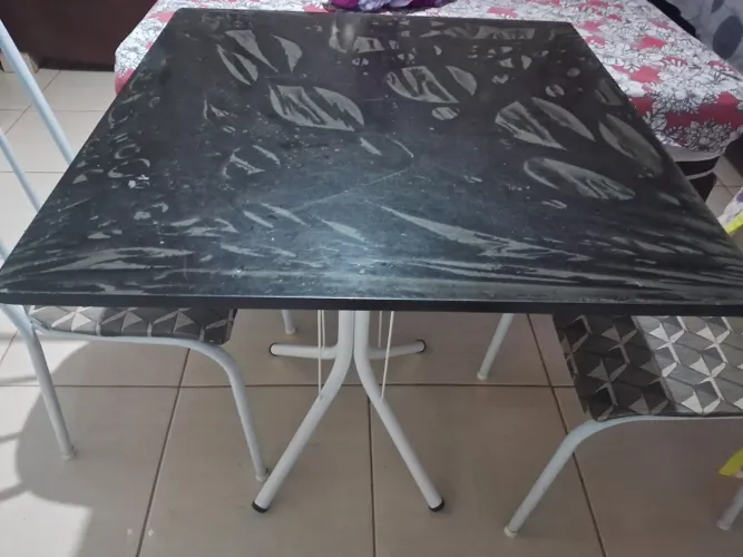 Vendo mesa semi nova com as 4 cadeiras 