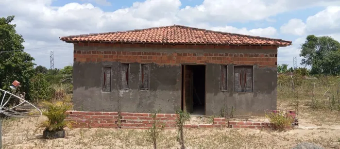 Vende-se uma casa com uma tarefa de terra