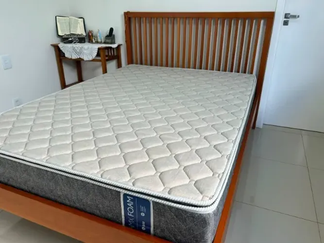 Cama casal TokStok Tinto High com colchão