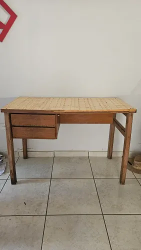 Mesa com 2 gavetas