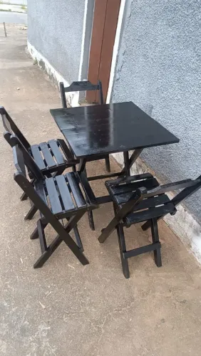 Mesa dobrável de madeira 70×70 com 4 cadeiras 380 reais