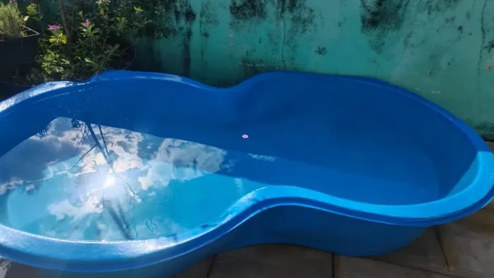 Piscina de polietileno de 1000 litros, formato feijão e profundidade de 46 cm semi-nova R$