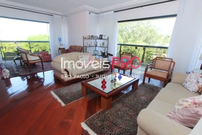 Localizado em bairro arborizado com 215m² com 4 vagas no Alto da Boa Vista.