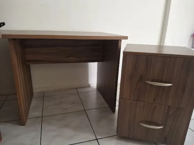 Mesa e cômoda gaveteiro madeira resistente