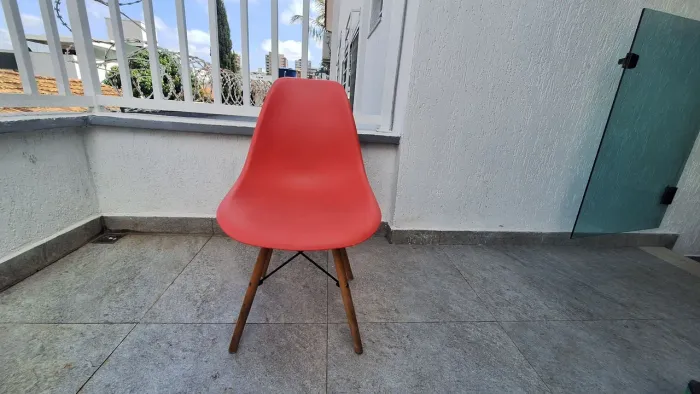 4 Cadeiras Eames usadas cor salmão.