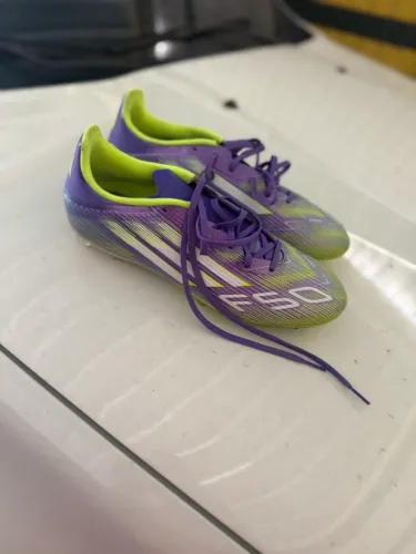Chuteira adidas f50