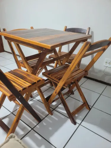 Mesa com 4 cadeiras