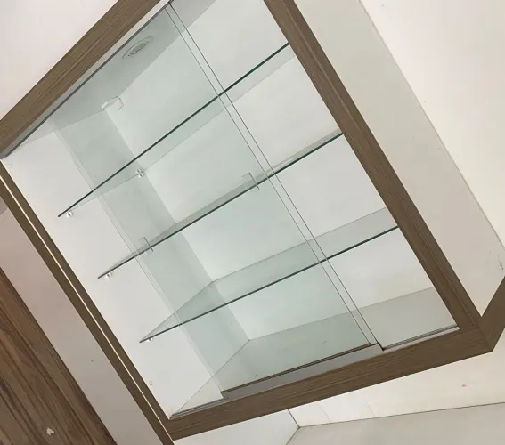 EXPOSITOR DE MDF COM PORTAS DE VIDRO