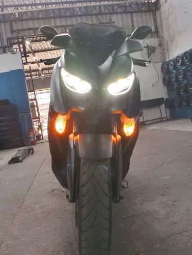 XMax 250 ano 2024 com 11 mil Km
