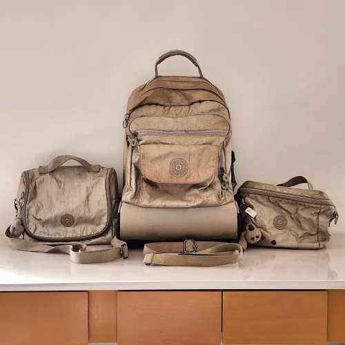 Conjunto Mochila kipling dourada com lancheiras