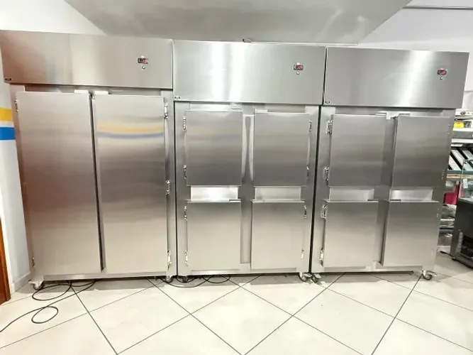 Geladeira ou Freezer industrial com porta cega ou vidro, aço inox, direto da fábrica.