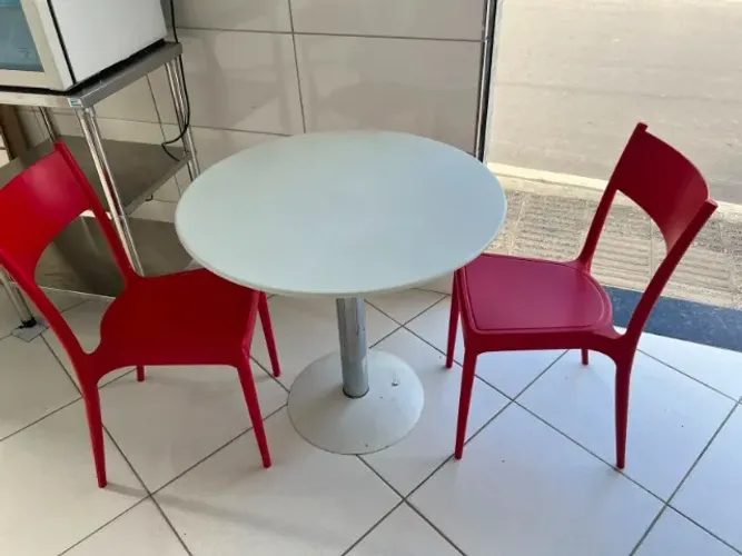 Mesa de Aço com 02 cadeiras Tramontina