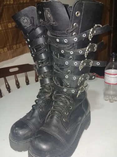BOTA DE COURO VERDADEIRO- TAMANHO 35- COM FIVELA DE CAVEIRA- UM POUCO DESGASTADO