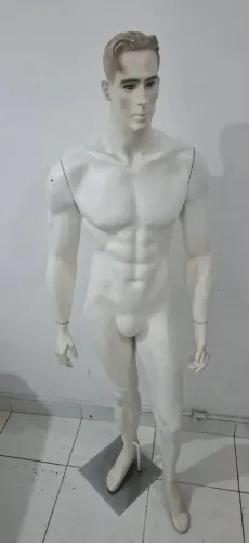 Manequin masculino realista