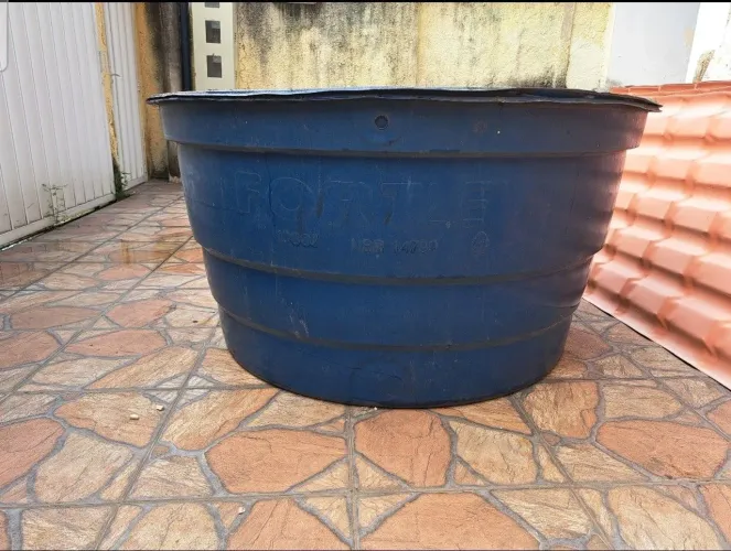 VENDO CAIXA D'ÁGUA FORTLEV 1.000 litros (sem tampa).
