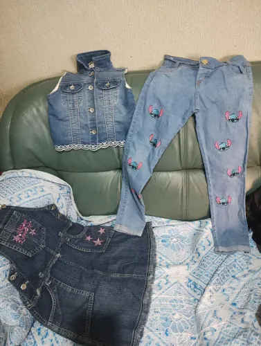 Lote com 3 peças menina calça jeans, colete e jardineira veste 8