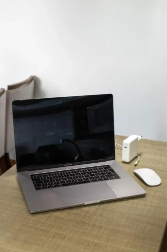 MacBook Pro 15 i7 Touch Bar