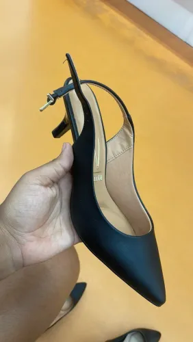 Scarpin slingback de bico fino