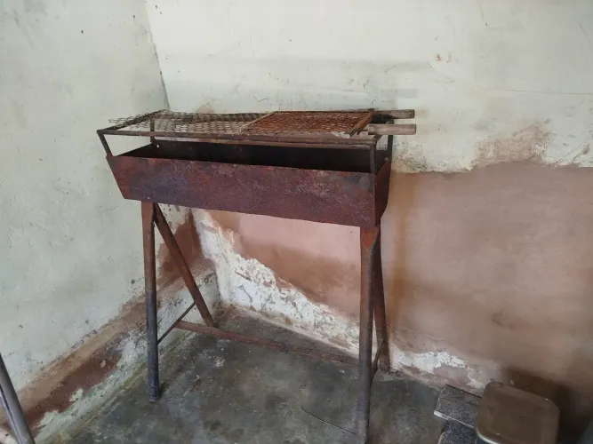 Vendo uma churrasqueira de um metro de autura 