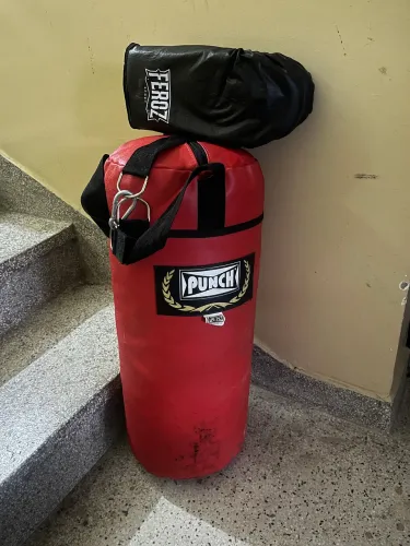Saco de boxe + par de luvas