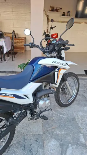 Vendo moto broz freio cbs, com 13mil km estado de zero contato zap *