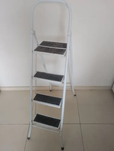 Escada de ferro 4 degraus. Peso: 5 kg.
