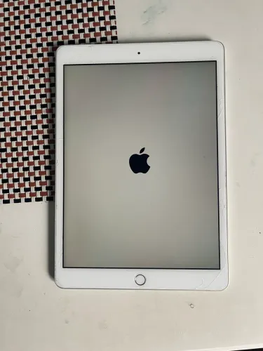 iPad 8, 32 GB.