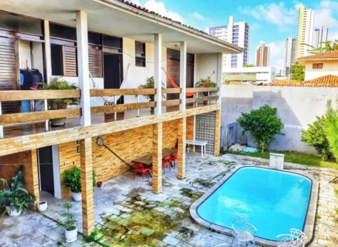Casa de primeiro andar com 05 suítes e 05 vagas de garagem.