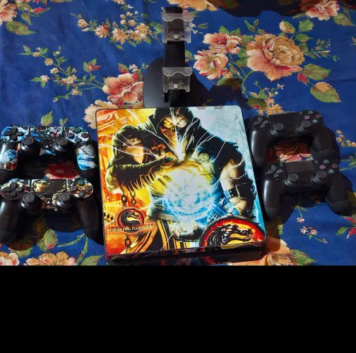 Ps4 Seminovo + 60 Jogos + Skin Mortal Kombat + 4 Controles + 1 Base De Carregamento