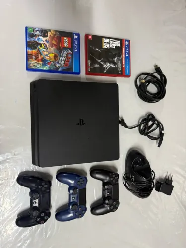 PS4 Slim + 3 Controles Originais + 2 Jogos | Completo