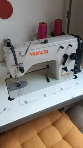 Máquina de costura Yamata Zig Zag e reta, semi industrial.