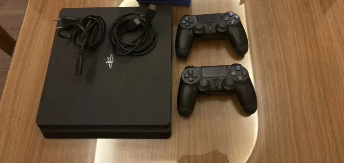 Ps4 slim 500 gb + 2 controles