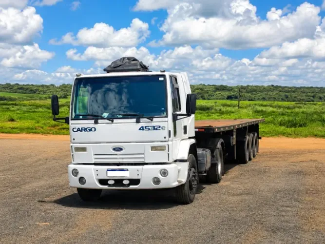 CAMINHÃO FORD CARGO 4532E ANO 2008 (CABINE RECEM REFORMADA) + REBOQUE GUERRA 03 EIXOS 12M