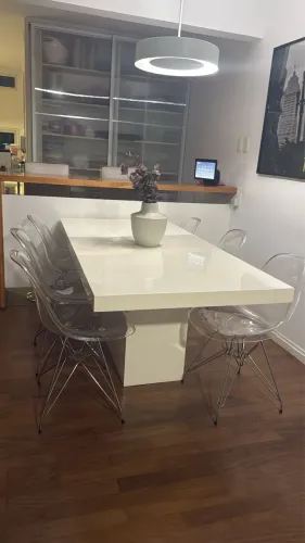 Mesa em laca com cadeiras em acrílico 