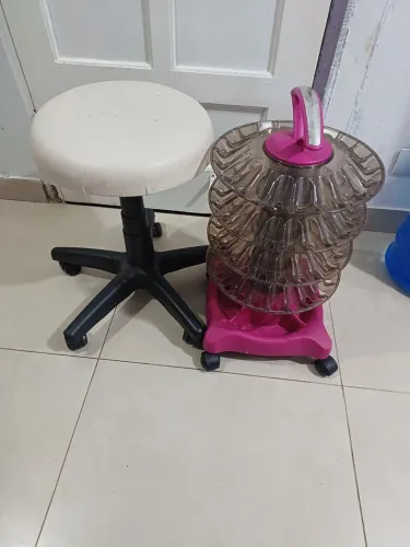 Cadeira moxo e carrinho de esmalte