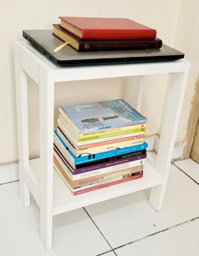 Mesinha de Canto em MDF Branco.