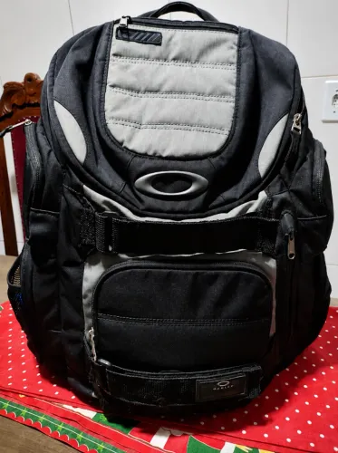 Mochila Oakley Enduro 30L 2.0 - Preta e Cinza (ORIGINAL)